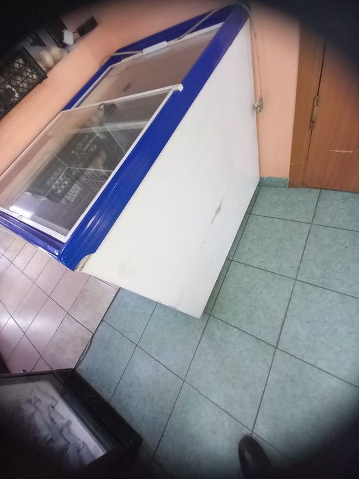 Продается витринный морозильник