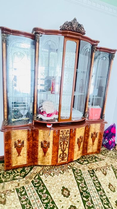 сервант в отличном состояние заводской бурынгы