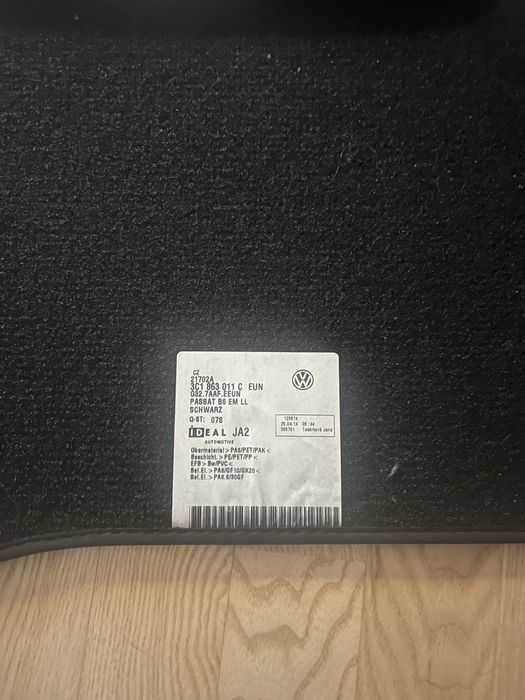 Чист нов комплект от стелки за кола, VW