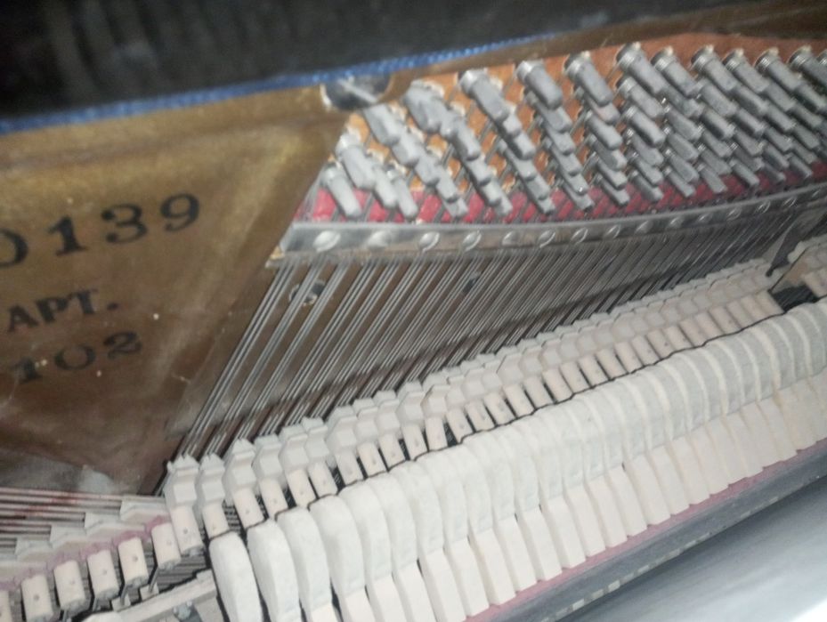 Pianino sotiladi nomi "Krasniy oktyabr"