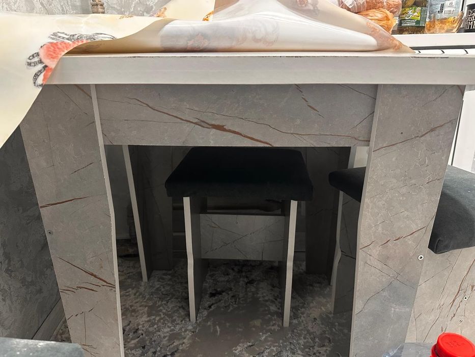 Кухонный стол с табуретками