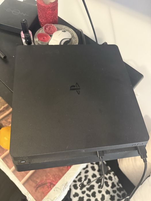 PS4 Slim 500GB с 2 контролера