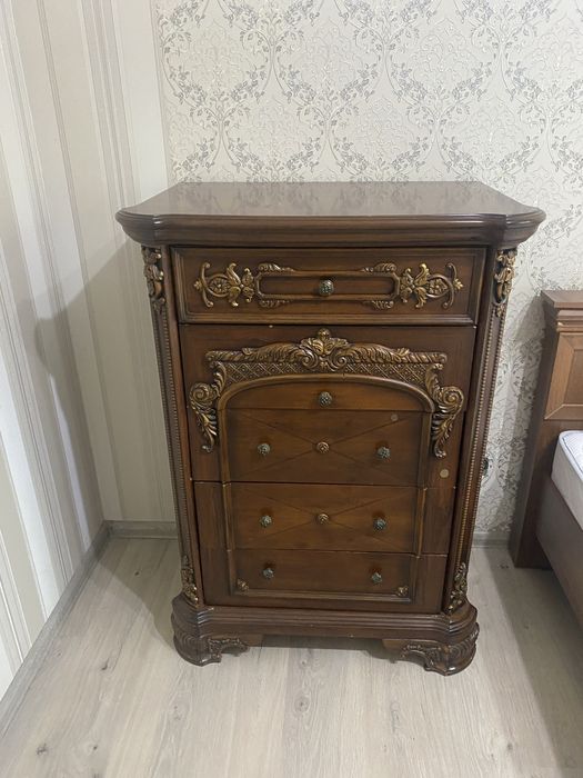 Диван, кровать, люстры