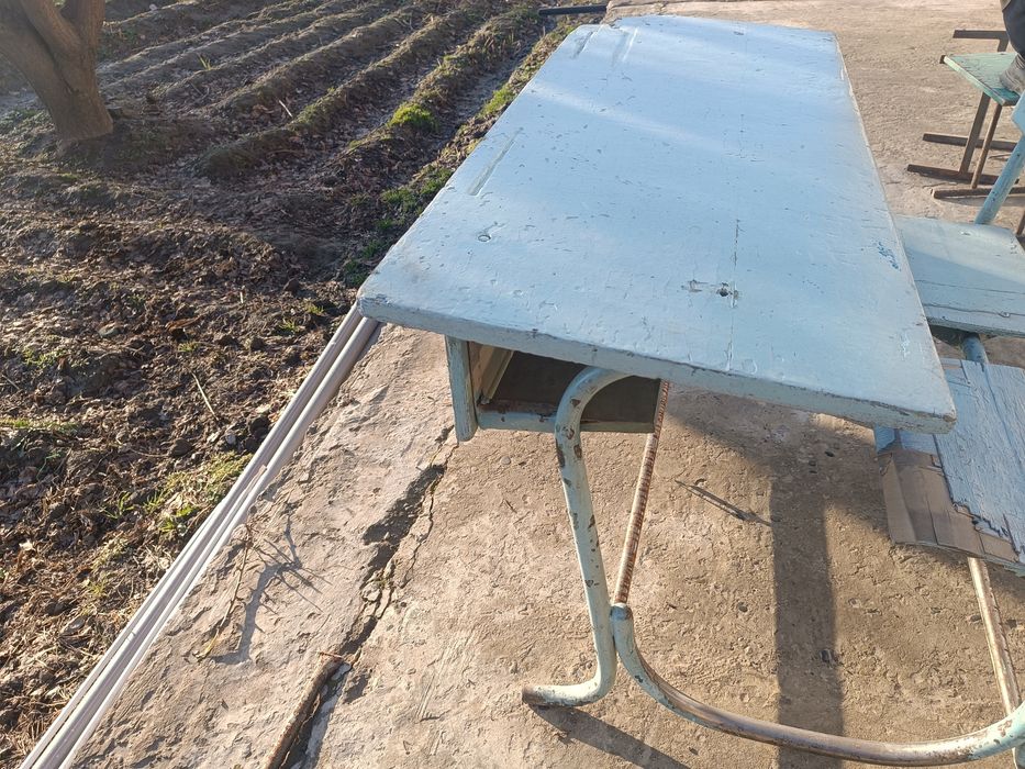 Oʻquv stol  sotiladi