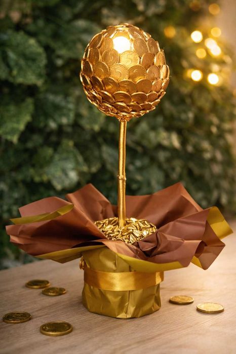 Декоративно златно парично дръвче от монети .Луксозно и стилно