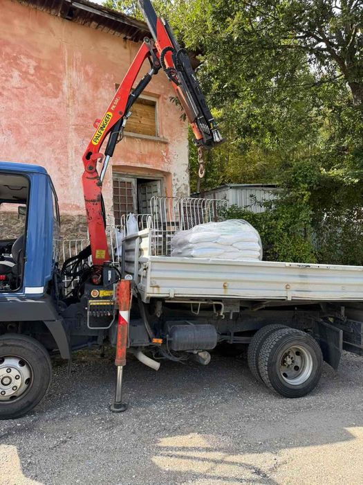 Камион с кран – транспорт и разтоварване на материали