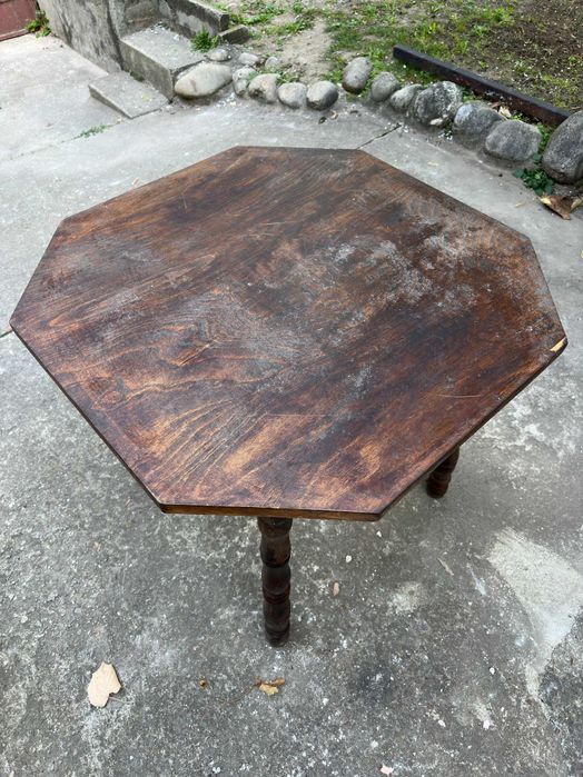 Масивна дървена маса