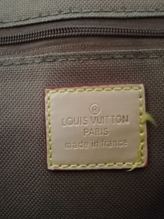 Geantă LOUIS VUITTON, model poștaș pentru LEPTOP.