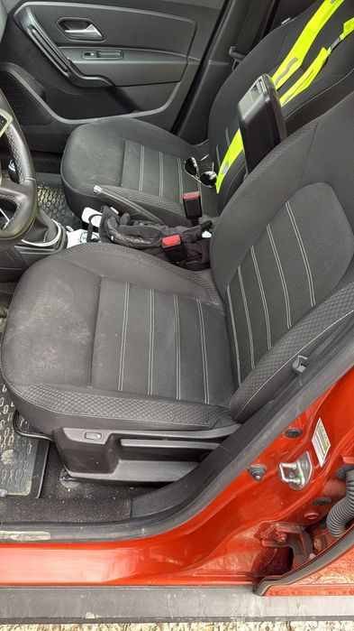 Vând dacia duster 4x4 diesel 1.5 dci an 2022 jante aliaj cârlig incalzire in scaune navigatie acte la zi stare impecabilă un singur proprietar
