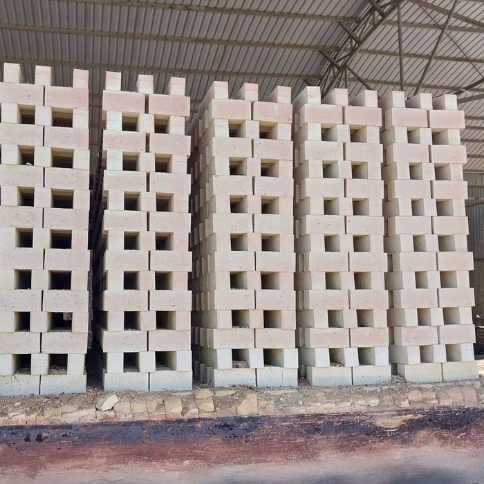 Гишт/gʻisht сотилади(продаются)