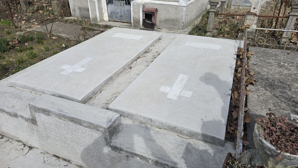 Vand 2 cripte Cimitirul SFANTU  GHEORGHE Pitesti