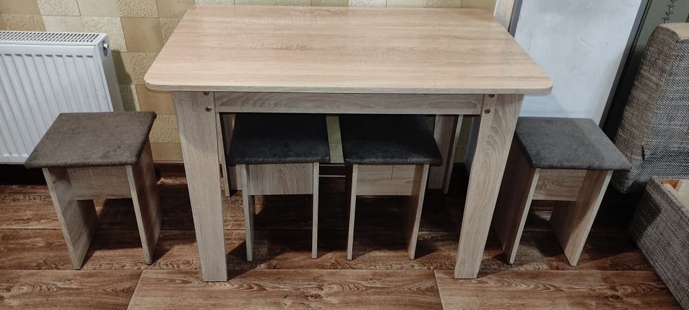 Кухонный стол с 4 стульями