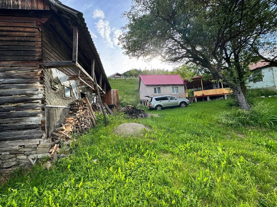 Casa de vanzare la tara , judetul Bacau, satul Bolovanis, plus anexa si sura. Suprafata teren 2000mp.