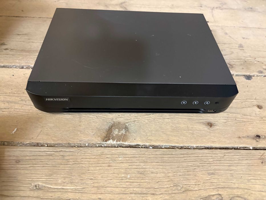 DVR Hikvision DS-7204HUHI-K1 8 canale IP, 4 canale Turbo HD H.265+ folosit 3 luni stare ca nou