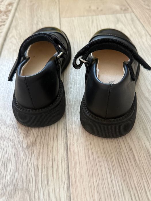 Продам туфельки на девочку 30 размер