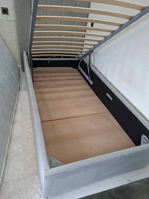 Продам кровать. С матрасом