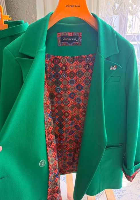 костюм с брюками зеленого цвета