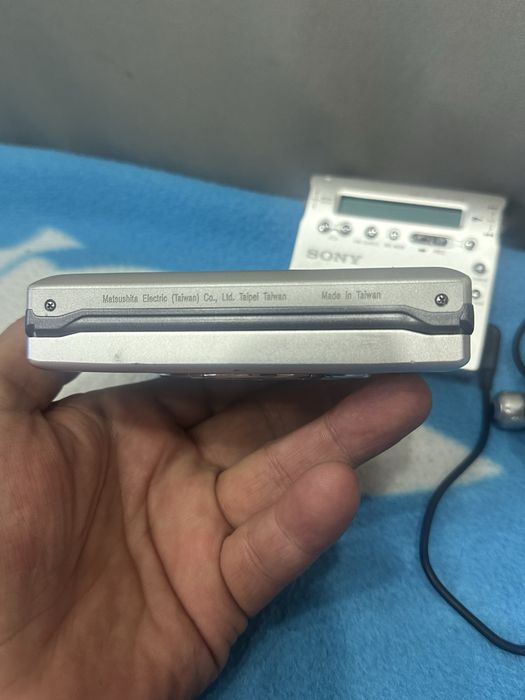 Vand doua walkman Panasonic