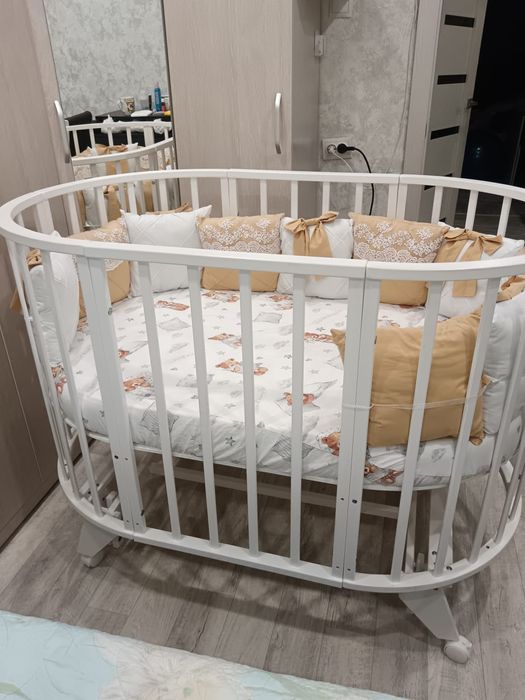 Продам детскую кроватку.2 сборки кроватки круглая и овальная.