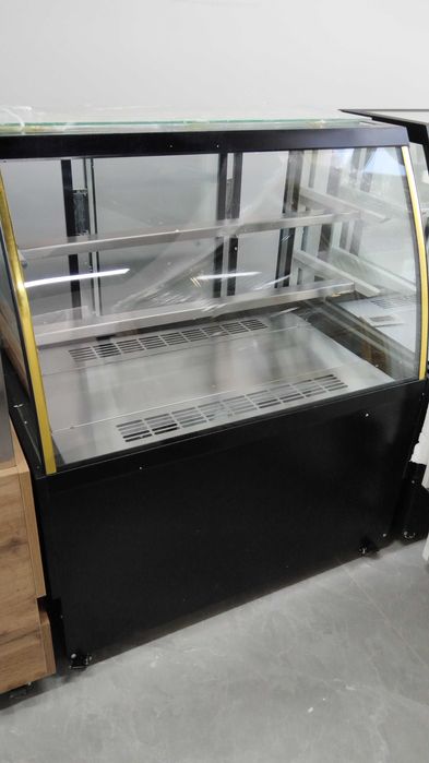 Кондитерская витрина