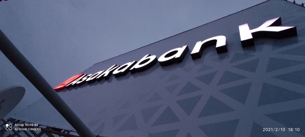 Объемные буквы , световые короба , неоновые вывески .