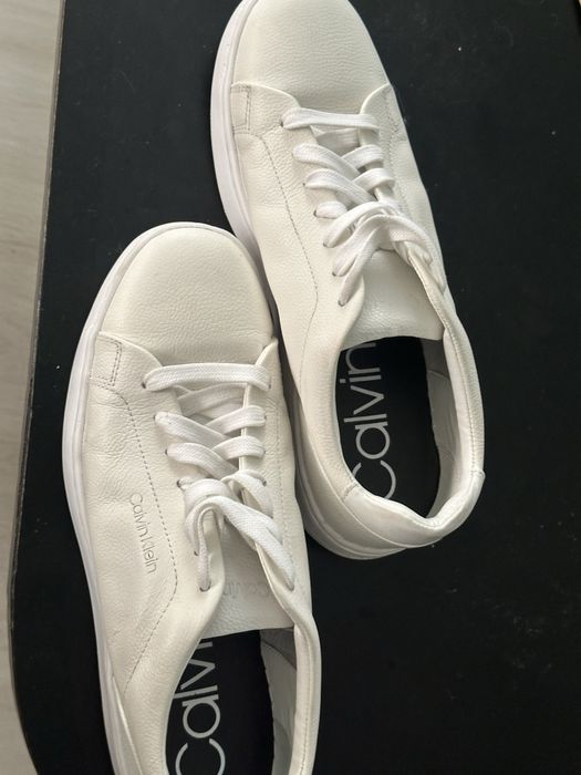 Pantofi sport Calvin Klein , marimea 42, de culoare alba.