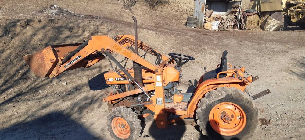 Tractor kubuta cu încărcător frontal
