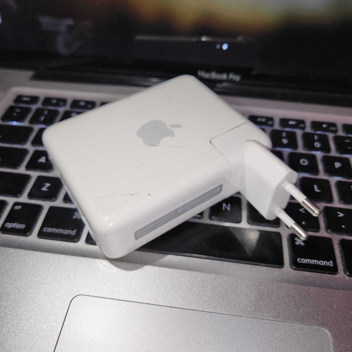 Router Apple AirPort Express (merge si pe Windows, si pe MacBook