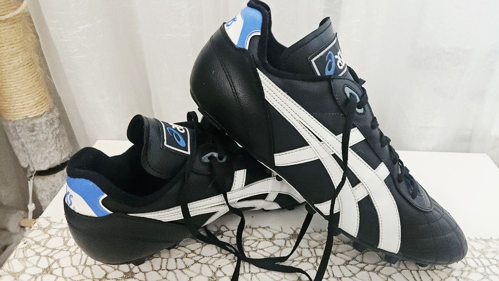 Ghete de fotbal cu crampoane Asics vintage piele 46