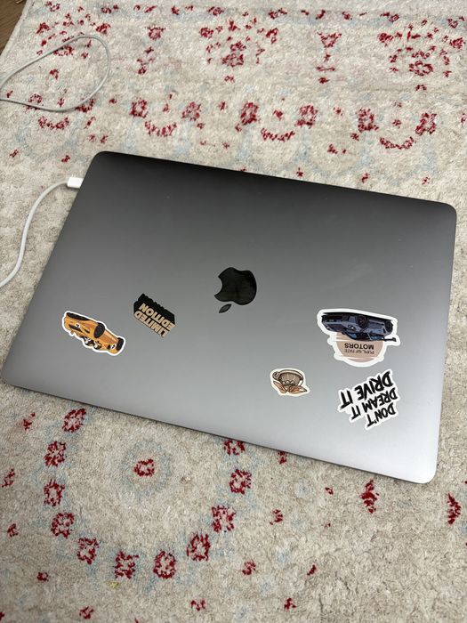 MacBook Pro 2020 8/256 2 thunderbolt 3 ports