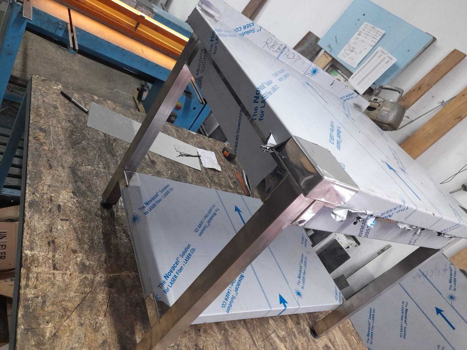 Mese si carucioare din inox transport  chifle/paine