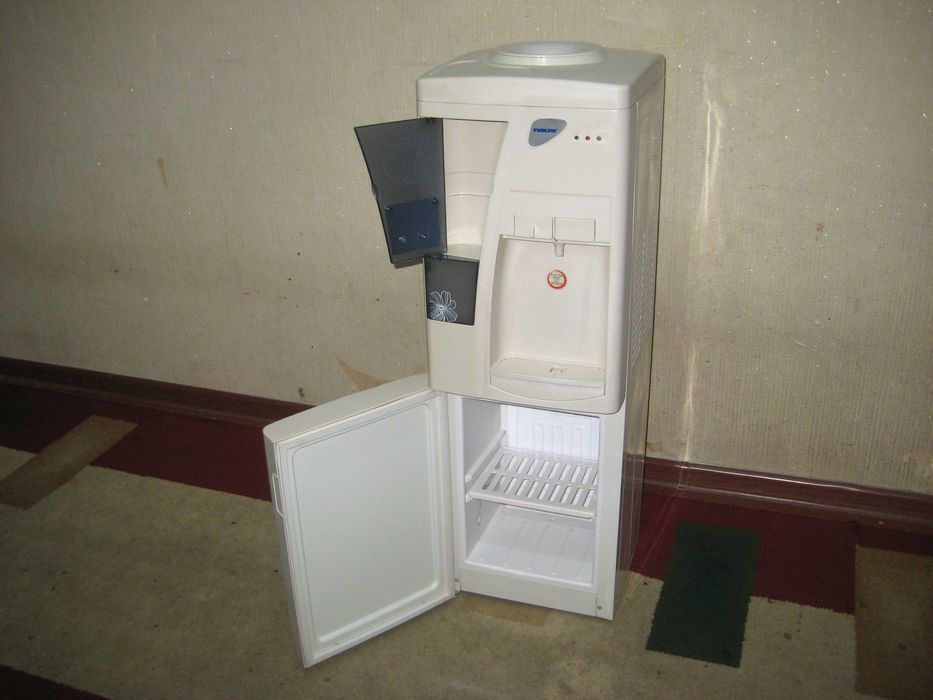 Кулер оригинал холдилник муздек ва иссик сув зур ишлиди деярли янги!