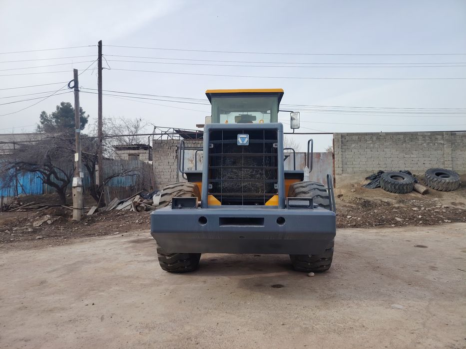 Продаю Фронтальный Погрузчик 2011 года состояние нормальное