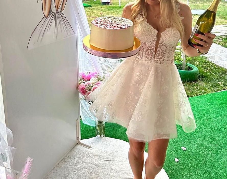 Бяла къса рокля, носена 2 часа, размер С/М, с връзки отзад