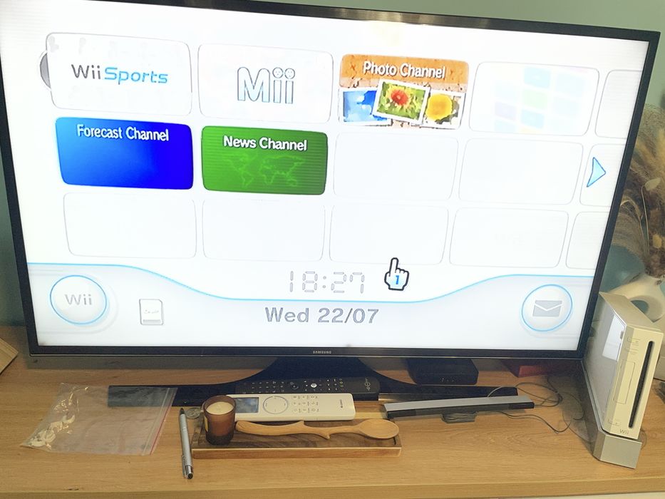 Nintendo Wii работещо с два контролера и три игри