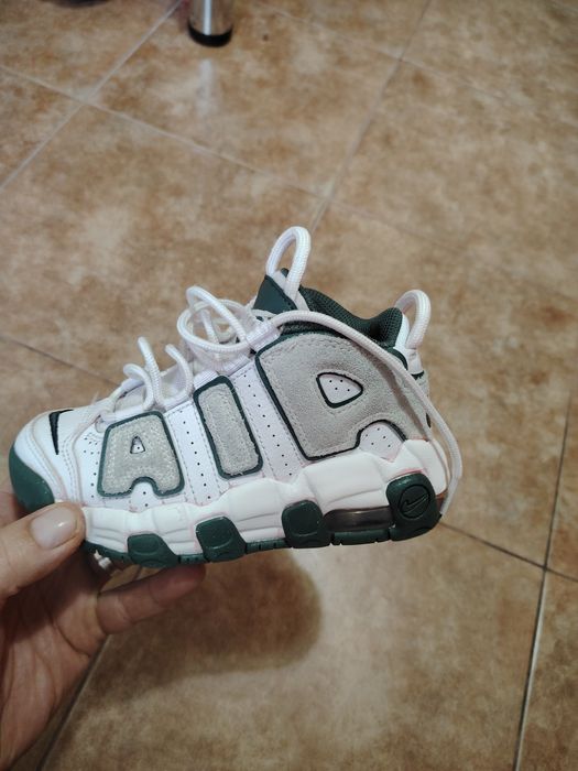 Vînd adidași nike uptempo