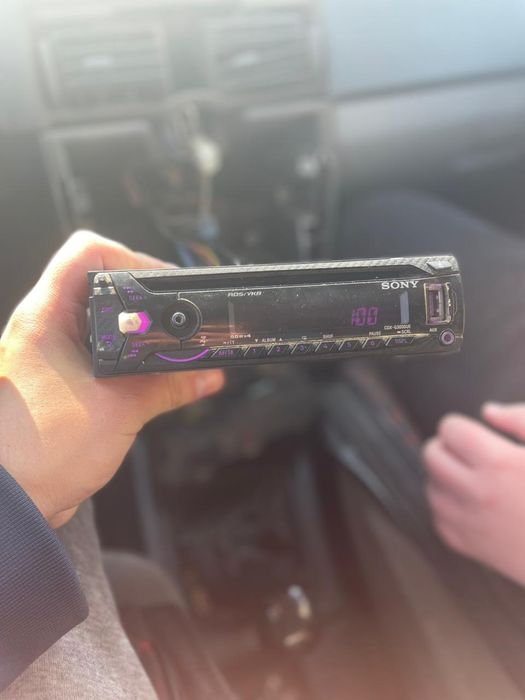 Продам магнитолу SONY