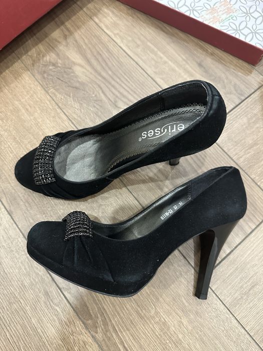 Продам замшевые туфли