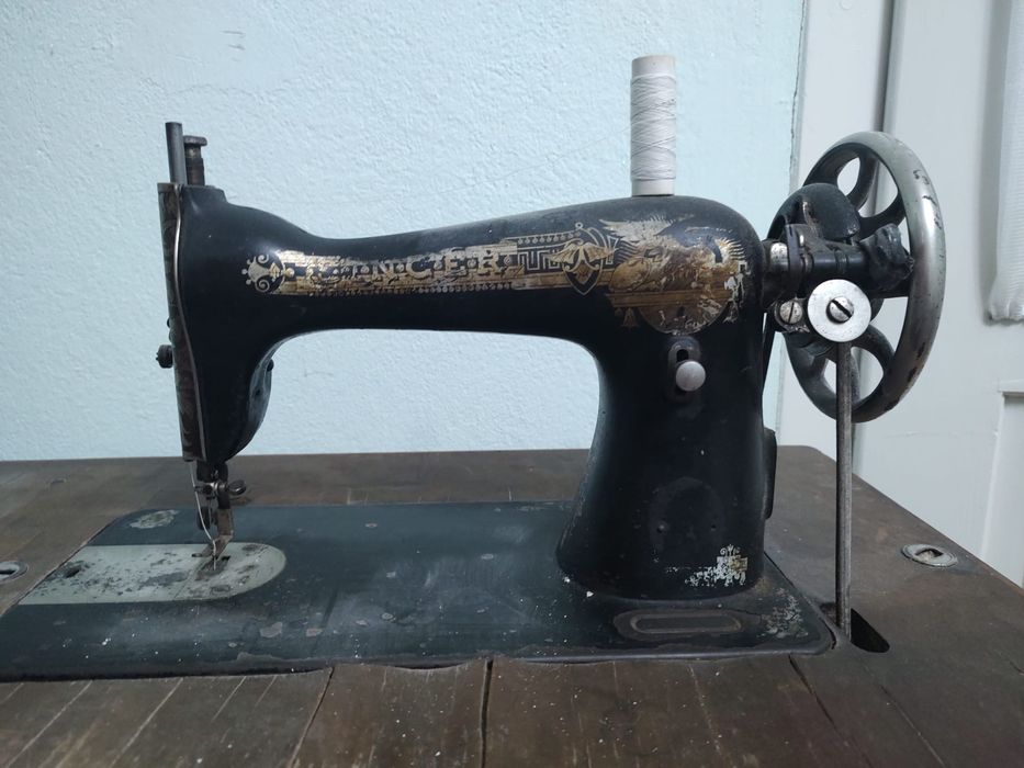 Masina de cusut manuala