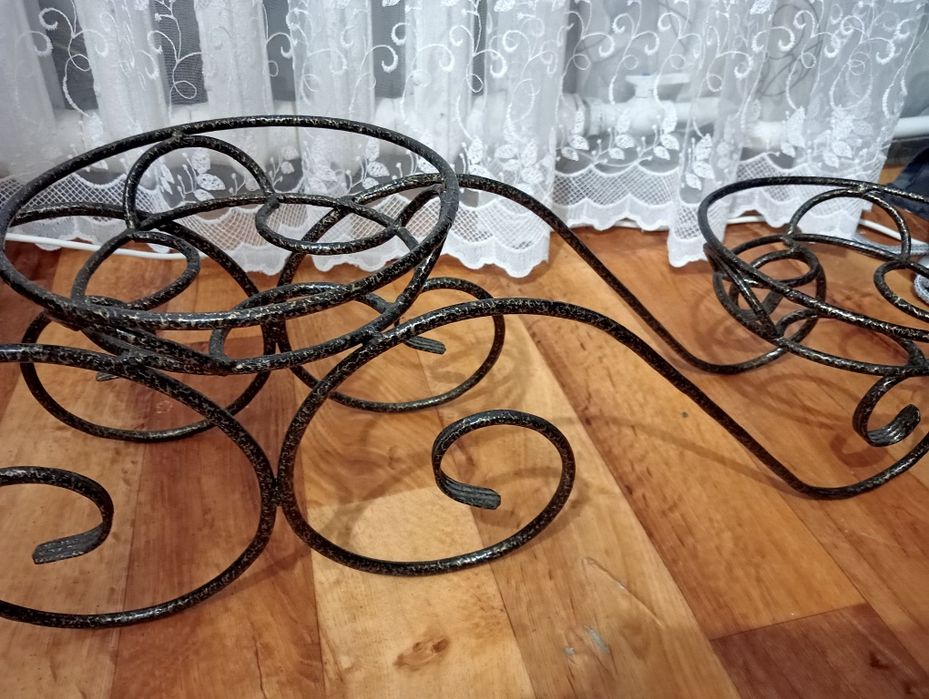 Продаеться   подставка   для   цветов.