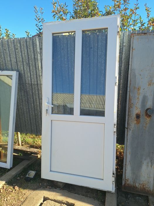 Продам пластиковые дверь