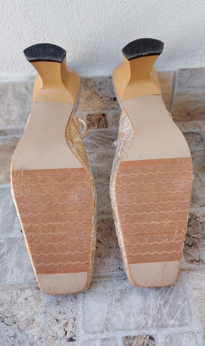 Pantofi eleganti aurii