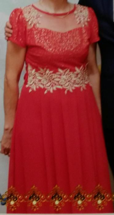 Очень красивое платье красного цвета