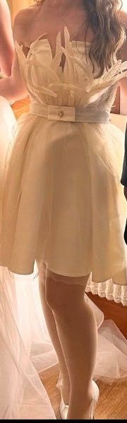 Официална къса рокля с пера от бутик Cocoon