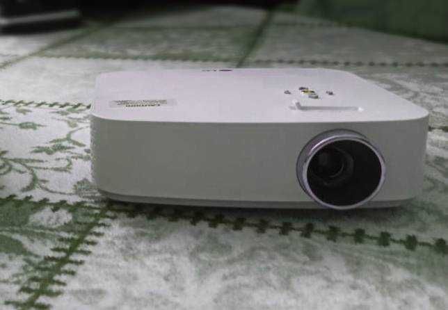 Преносим проектор LG PF50KG (до 100 картина FULL HD) + екран 68 инча