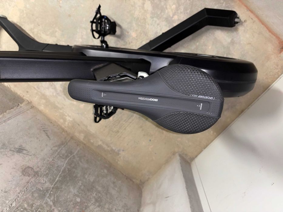 Bicicletă Challenge Bike de interior, silențioasă, fluidă, performantă,1500W, conexiune Zwift