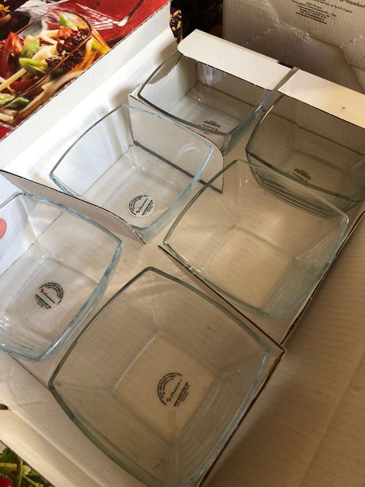 Много наборов посуды