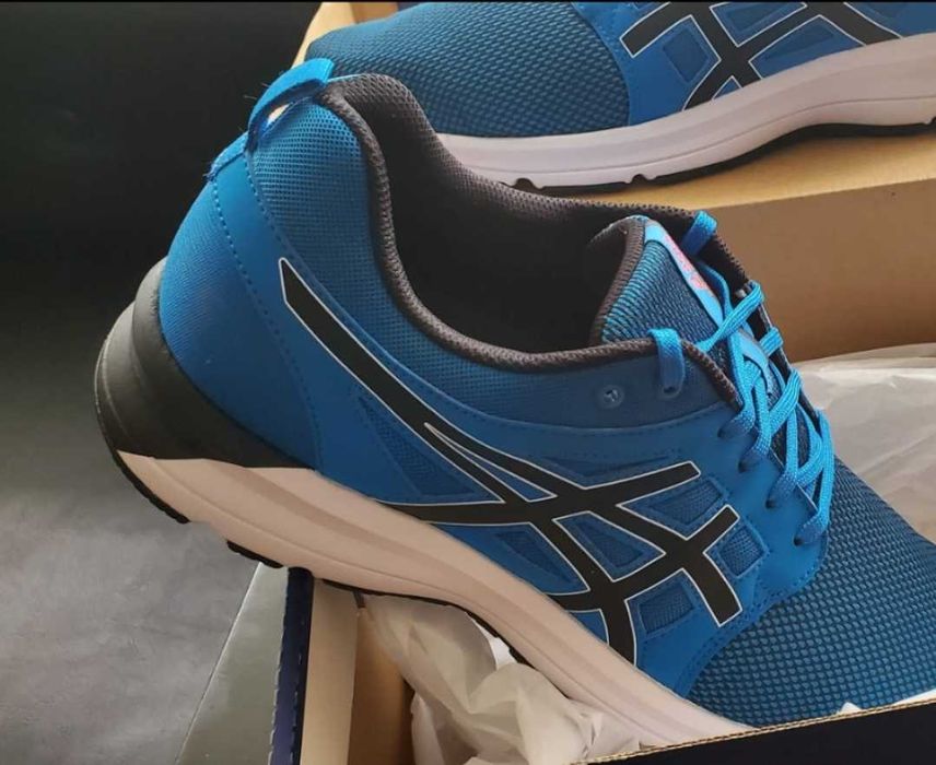 Продавам 3 чифта  Asics  Tiger Gel чисто нови.