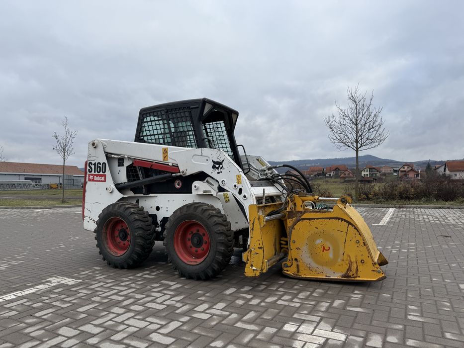 De inchiriat freza de asfalt instalat pe incarcator Bobcat