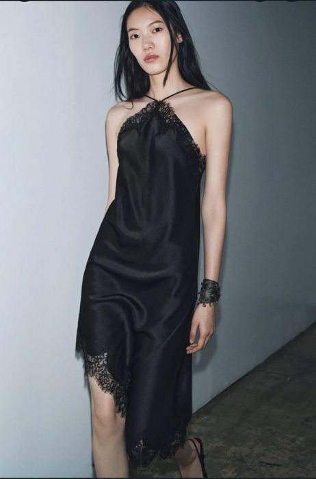 Черна сатенена рокля Zara